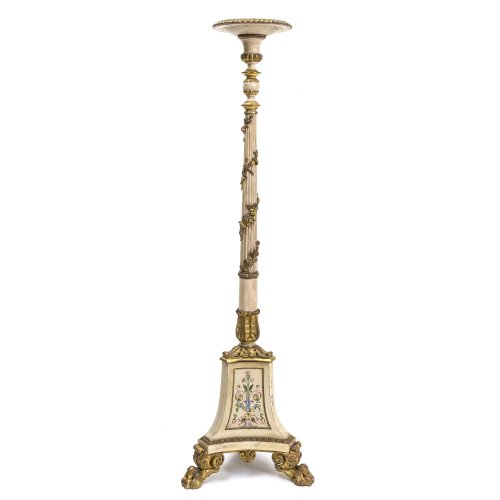 Torchère. Holz, cremeweiß gefasst. Leicht best. H. 153 cm.