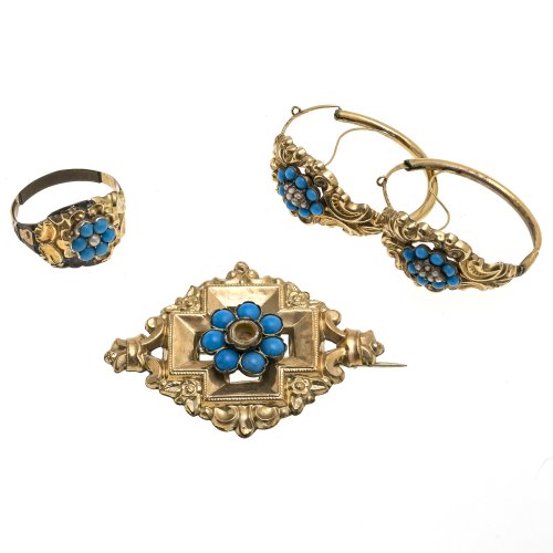 Brosche, ein Paar Ohrringe, Ring. Schaumgold, türkisfarbener Perlbesatz. Ring und Brosche besch.