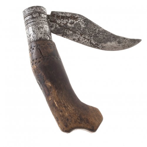 Drudenmesser. Klappbar. Holzgriff beschnitzt. Klinge mit  Mondnachen und Kreuzen. L. 18,5 cm.