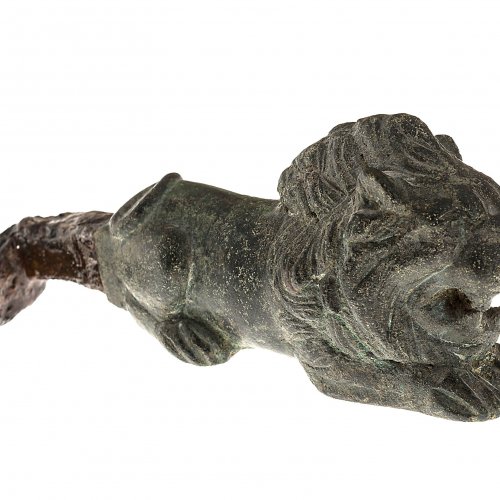 Türgriff. In Form eines liegenden Löwen. Bronze. L. 12 cm. Römisch.