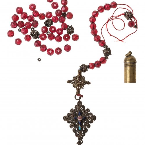 Rosenkranz. Süddeutsch. Rote, facettierte Glasperlen. Zwei Anhänger (Kreuz Christi und Walburgabüchse). Leicht besch., einzelne Perlen.