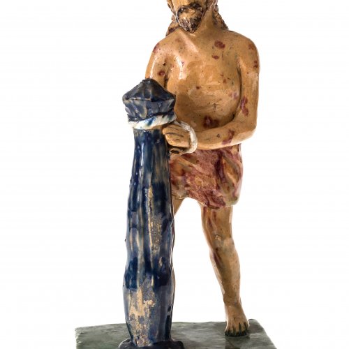 Christus an der Geißelsäule. Irdenware, roter Scherben, farbig glasiert. H. 17cm.