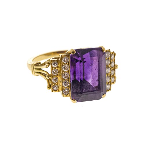 Ring. Amethyst mit Brillantbesatz, GG.