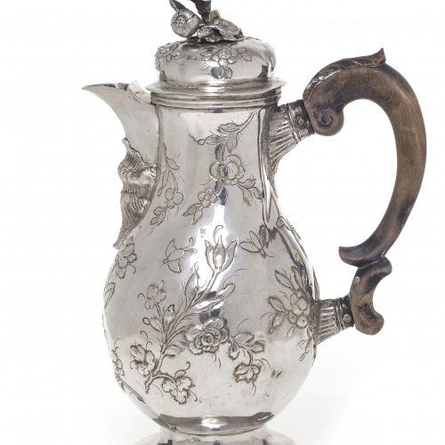 Kaffeekanne. Silber, Augsburg, um 1765, Meister Johann Christoph Engelbrecht. H. 24 cm.