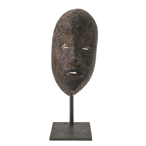 Dan-Maske. Westafrika, wohl Elfenbeinküste. Holz mit Patina. Spitzoval ausgeführte Maske, Gesicht mit zusammengekniffenen Augen. Mund mit Öffnung. Alterungsspuren. L. ca. 25 cm. Auf Ständer montiert.