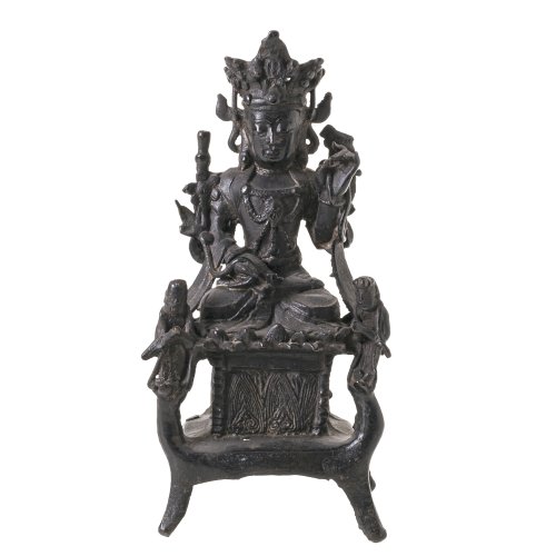 Thronender Bodhisattva. China, 18. Jh. Ch'ing-Kunst. Bodhisattva, wohl Kuan-Yin, mit Begleitfiguren. Bronze, Hohlguss, wohl mit Kern à cire perdue. Ein Sockelbein in Kupferblech ergänzt. H. 18 cm.