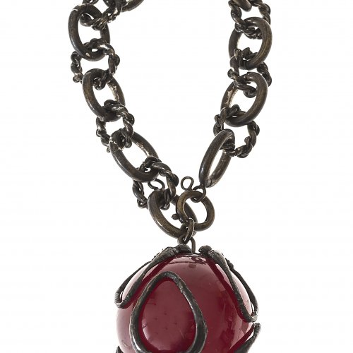 Anhänger. Rote Glaskugel an einer Kette. L. ca. 13 cm.