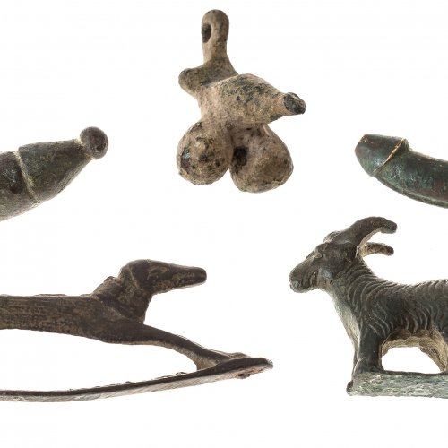 Fünf Amulette. Bronze. Phalli, Ziege, springender Hund. Römisch.