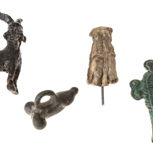 Vier Amulette. Bronze.  Ziege, Phallus, weibl. Gewandfigur, Griff. Römisch.