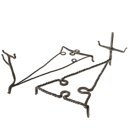 Zwei Pfannenknechte. 19./20. Jh. Pfannenknecht jeweils auf drei Beinen aus Eisen. Gebrauchs- und Alterungsspuren. Teilw. ergänzt. L. 41-47 cm.