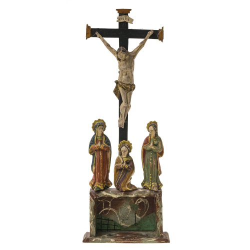 Kreuzigungsgruppe. Süddt., 19. Jh. Holz, übergangene Farbfassung. Christus als Dreinageltypus und Schmerzensmutter, flankiert von den Heiligen Johannes und Maria Magdalena. Besch., rest. H. 43 cm.