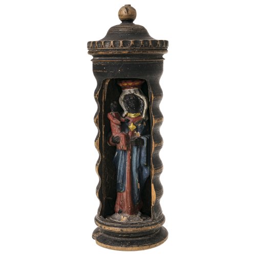 Altöttinger Gnadenbild. Bayern, 19. Jh., Altöttinger Madonna. Holz, übergangene Farbfassung. Rücks. gehöhlt. Best. und Abrieb. H. 21,5 cm. Zusätzlich ein gedrechselter Überbau. Holz, übergangene Farbfassung. Besch. H. 34 cm.