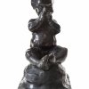 Knappe, 20. Jh.  Sitzendes Kind. Bronze. H. 24,5 cm. Sign.