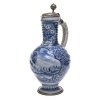 Enghalskrug. Fayence. Zinndeckel und -stand. Blaue Bemalung auf grauem Grund. Nürnberg, 18. Jahrhundert. H. ca. 34 cm.