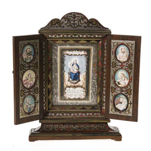 Kleiner Hausaltar. Süddeutsch, 19. Jh.Holz, mit Metall intarsiert. MIttig Gnadenbild von. Maria Zell. 27 x 15 cm.