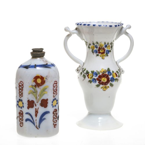 Kleine Vase und Schnapsflasche. 19. Jh. Milchglas, farbige, florale Emailmalerei. Vase in Amphorenform, Deckel der Flasche fehlend. Malerei berieben, minim. best. H. ca. 14,8 bzw. 12 cm.