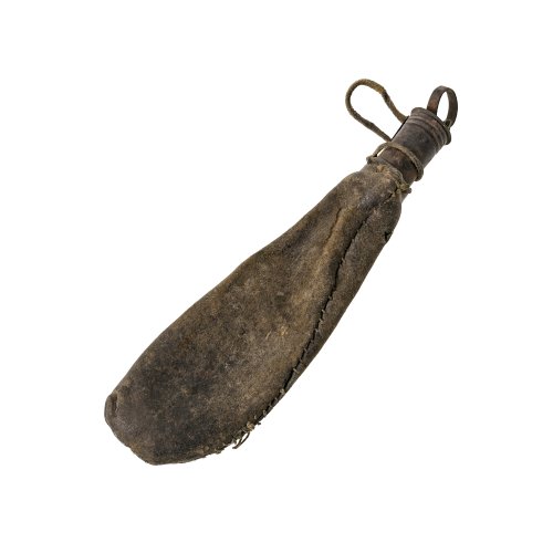 Pulverflasche. Leder, Metallverschluss.  Leicht besch., L. 21 cm.