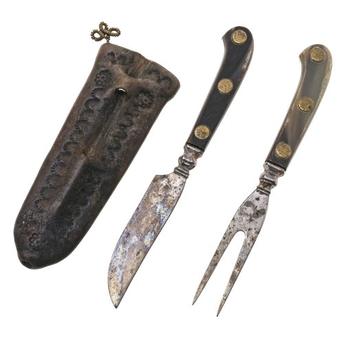 Fuhrmannsbesteck. 19. Jh. 2-teilig: 1 Gabel und ein Messer. Horngriffe mit Nietenbeschlag. Lederscheide mit punziertem floralen Dekor. Alterungsspuren. L. 22-23 cm, L. Lederscheide 17 cm.