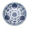 Teller. China, 18. Jh. Hellgrauer Scherben mit Weiß-Blau-Malerei mit stilisiertem Rankenwerk und stilisierten Blüten. D. 15,5 cm.