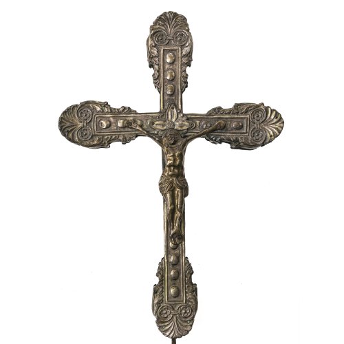 Vortragekreuz. 18./19. Jh. Holzkern, darüber fein gearbeitete Beschläge aus Messingblech. Schauseitig Corpus Christi als Dreinageltypus. Teilw. besch. H. 43 cm.