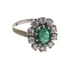 Ring mit Smaragd und Brillantentourage, WG (14 K),  (10 Brillanten, zus. ca. 1 ct).