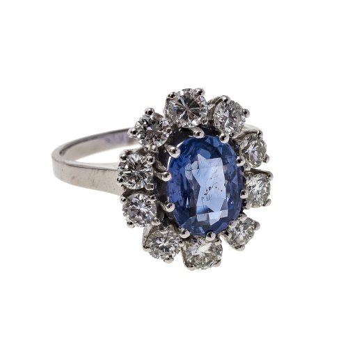 Ring mit hellblauem Saphir und Brillantentourage (10 Brillanten, zus. ca. 1 ct).