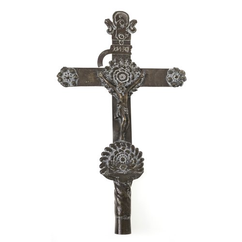 Vortragekreuz. Messing, gegossen und Messingblech. Mit Corpus Christi. Besch. H. 52,5 cm.