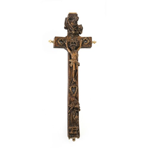 Reliquienkreuz. Oberammergau. Holz, geschnitzt, mit Inhalt. Leicht besch., rep., min. erg. L. 37 cm.