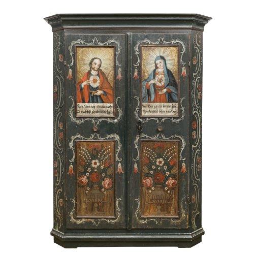 Bauernschrank. Leitzsachtal, 19. Jh., Umkreis Michael Böheim. Holz, bemalt. Mit Jesus- und Mariendarstellung, Blumenvasen. 176 x 130 x 55 cm. Rest., Sockelleiste erg.