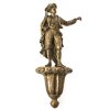 Plastik eines Orientalen. Auf einer Konsole in Kontrapost stehender Orientale mit Turban und erhobenem linken Arm. Bronze, Holzkonsole mit Polimentvergoldung (ergänzt). H. (Plastik) ca. 24,4 cm, H. Konsole ca. 15,5 cm.