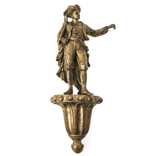 Plastik eines Orientalen. Auf einer Konsole in Kontrapost stehender Orientale mit Turban und erhobenem linken Arm. Bronze, Holzkonsole mit Polimentvergoldung (ergänzt). H. (Plastik) ca. 24,4 cm, H. Konsole ca. 15,5 cm.