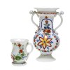 Kleine Henkelvase und Becher. 19./20. Jh. Milchglas, bunter Blumendekor. Abrieb, best. und Riss. H. 18 bzw. 8 cm.