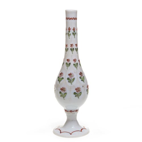 Vase. 19. Jh. Weißes Milchglas mit  floraler polychromer Emailmalerei. H. ca. 23,5 cm. Abrieb, v.a. des Golddekors und teilw. best.