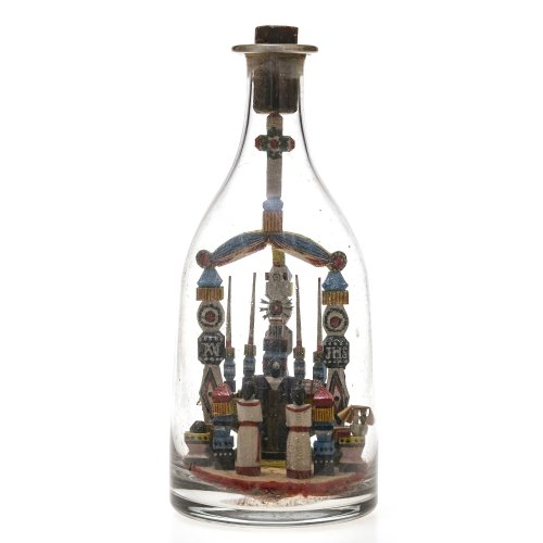 Flascheneingericht. Alpenländisch, 19. Jh. Farbloses Glas, darin Holz, farbige, ornamentale Bemalung. Altar mit Priester. Leicht besch. H. 27 cm.