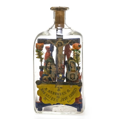 Flascheneingericht. Süddeutsch, dat. 1881. Farbloses Glas, darin Holzarbeit, farbig bemalt, Heiligendruckbilder. H. 21 cm.