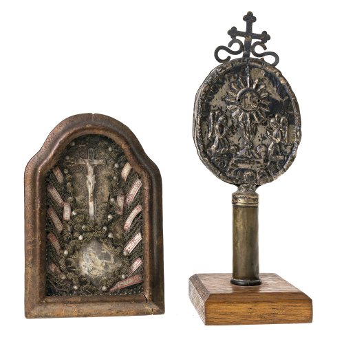 1) Süddt., 19. Jh. Klosterarbeit mit Reliquien diverser Heiliger und feiner Drahtarbeit. Gerahmt und hinter Glas. Teilw. besch. 14 x 9 cm. 
2) Süddt., 19. Jh. Fahnenstange mit IHS-Symbolik, Metallblech. Starke Alterungsspuren. H. 22 cm. Sockel ergänzt.