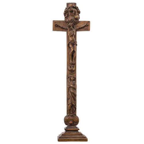 Standkreuz. Holz, wohl Buchsbaum, geschnitzt. Oberammergau. H. 36 cm.