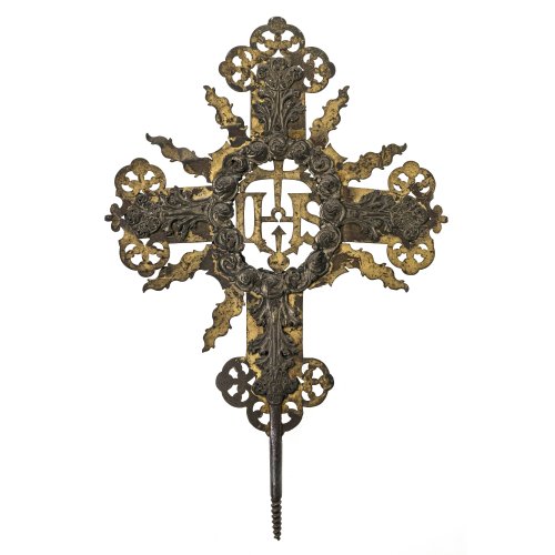 Vortragekreuz. Metall, Reste von goldfarbener Bemalung. H. 50 cm. Besch., ein Strahl fehlt.