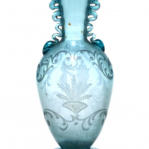 Vase. Türkisblaues Glas. Figürlicher Dekor, aufgeschmolzene Zierbänder. Italien, 19. Jh. H. 20 cm.