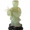 Jadefigur. Frau mit Zweig. Dazu Holzsockel. H. 9 cm.