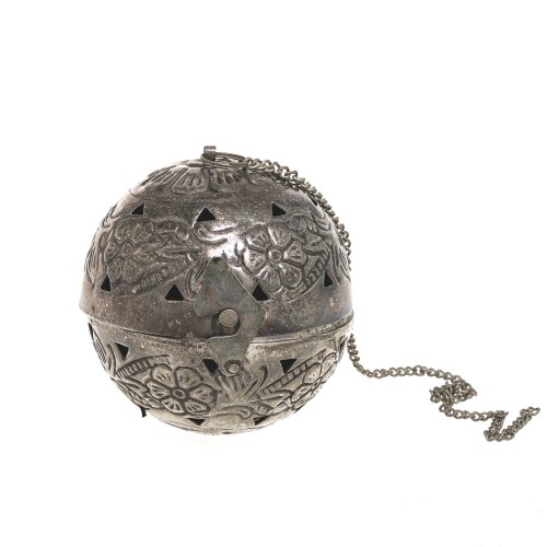 Pomander. Versilbert. Kugelform, Metallkette, eine Öse fehlt. ø 9 cm.