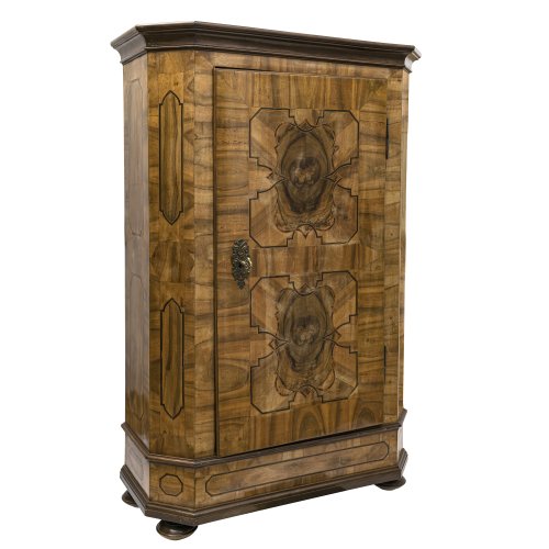 Barocker Garderobenschrank. Nussbaum, furniert. Eintürig. 177 x 118 x 53 cm. Lichtschäden, rest.