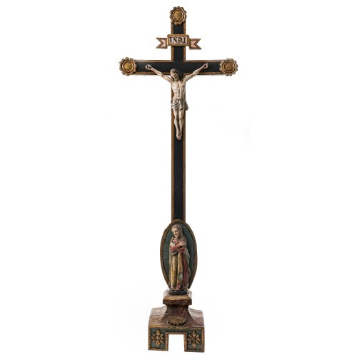 Standkreuz. Mit Schmerzensmutter, Kreuzenden mit Rosetten. H. 95 cm. Riss am Sockel.