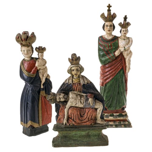 Drei Holzscheitelfiguren. Gottesmutter mit dem Jesuskind (2x) und Pietà. Tw. besch. H. 27-42 cm.