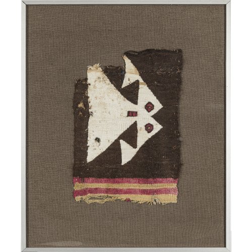 Gewebe mit Fischmotiv. Peru. Besch., rep. Gerahmt. 23 x 15 cm.