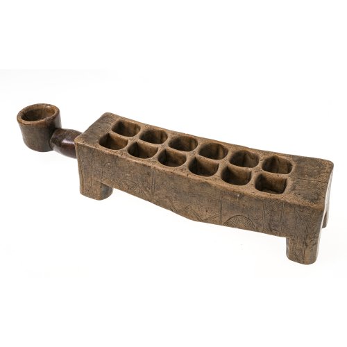 Mancala-Spielbrett. Afrika. Holz, Ritzdekor. L. 67 cm. Gebrauchsspuren, Risse.