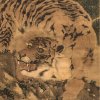 Rollbild. Japan, 19. Jh. Tiger unter Kiefern. Sign. L. 159 cm.