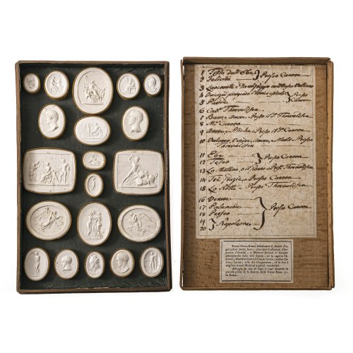 20 Intaglios (Gibsabgüsse) von Gemmen von Antonio Canova( 1757-1822) und Bertel Thorvaldsen (1770-1844). Aus der Werkstatt Pietro Bracci, Rom 19. Jh. In einer Holzkassette 17 x 25,5 cm. Min. fleckig.