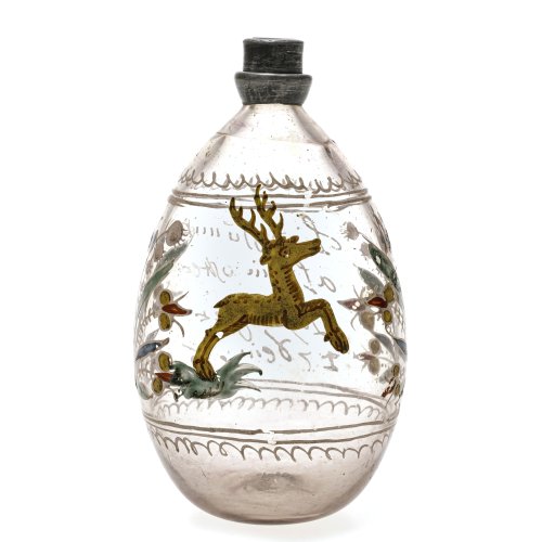 Schnapsflasche in Beutelform. Farbloses Glas, Emaildekor, mit Hirschmotiv. Berieben. H. 13 cm.