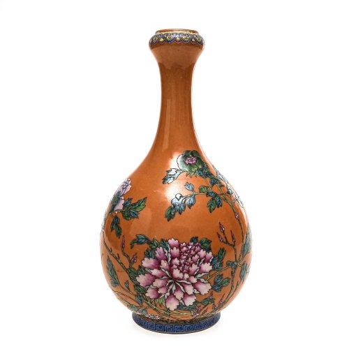 Vase. Porzellan, farbig staffiert. Päoniendekor mit Schmetterlingen. Min. berieben. H. 21 cm.